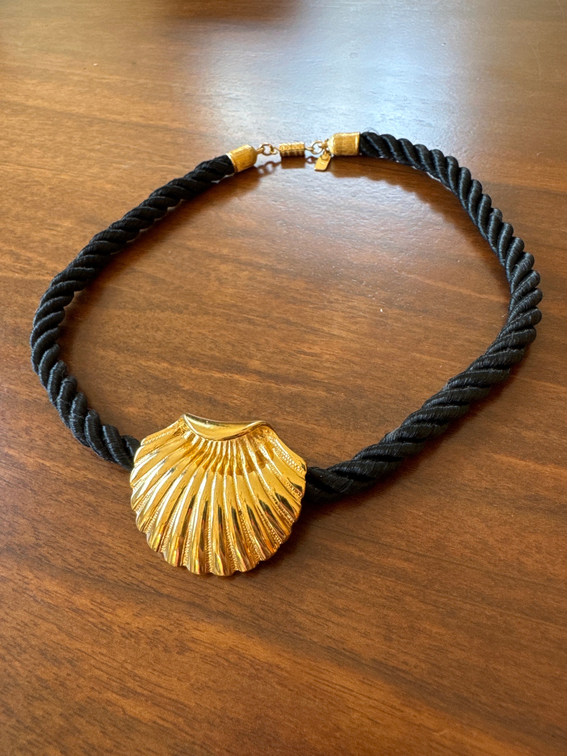 90s Elizabeth Arden Gold Tone Shell Choker